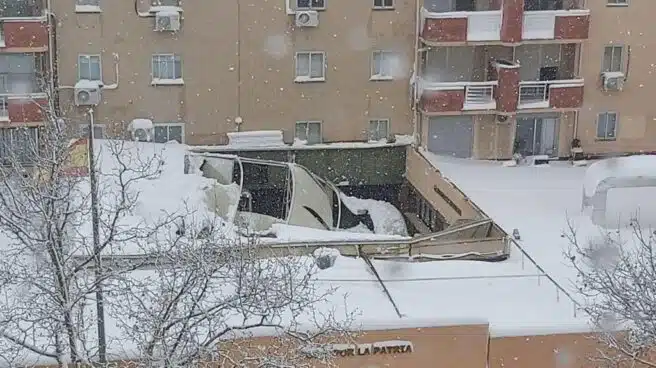 Se hunde por la nieve el techo de la Comandancia de la Guardia Civil de Tres Cantos (Madrid)
