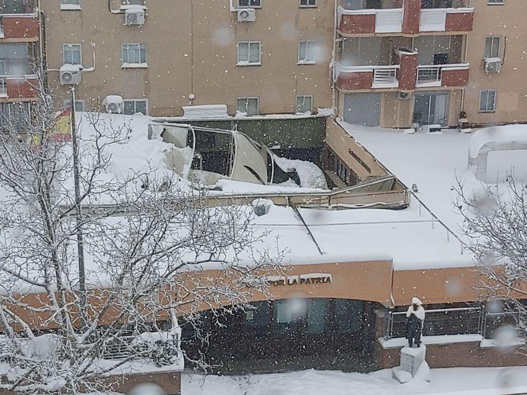 Techo de la Comandancia de la Guardia Civil de Tres Cantos (Madrid) hundido por la nieve.