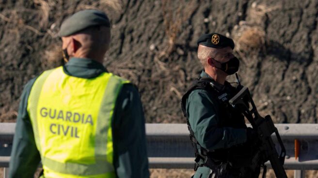 Guardias civiles realizan un control de movilidad en la autovía A42 a la altura de Illescas, en Toledo.