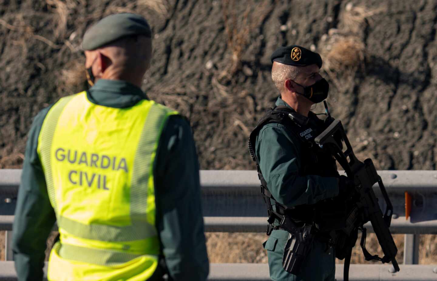 Guardias civiles realizan un control de movilidad en la autovía A42 a la altura de Illescas, en Toledo.