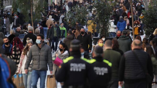 Agentes de la Guardia Urbana patrullan en Barcelona durante el 31 de diciembre.