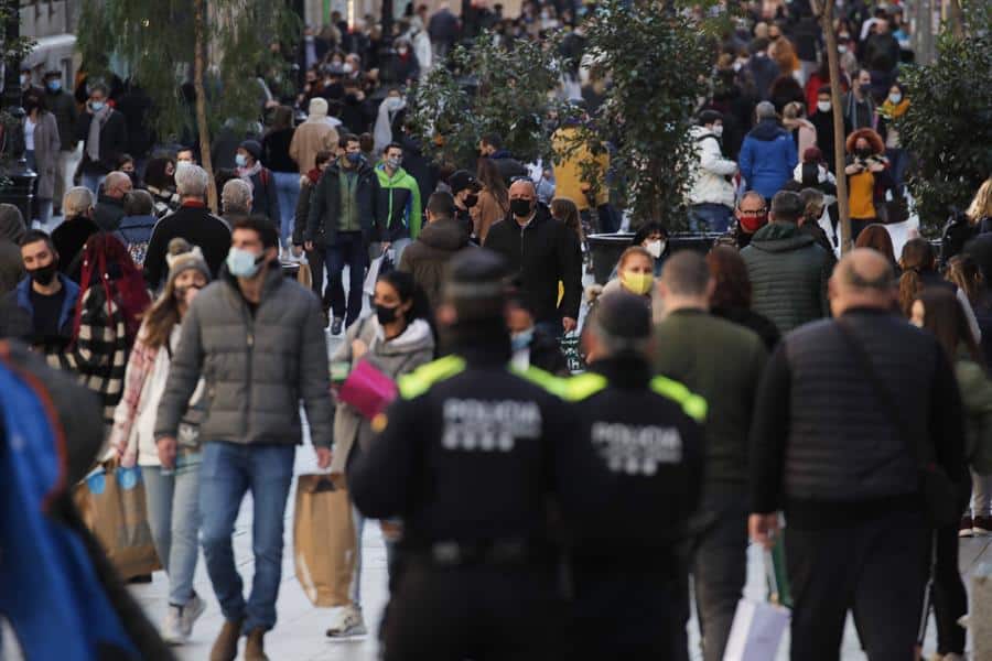 Agentes de la Guardia Urbana patrullan en Barcelona durante el 31 de diciembre.