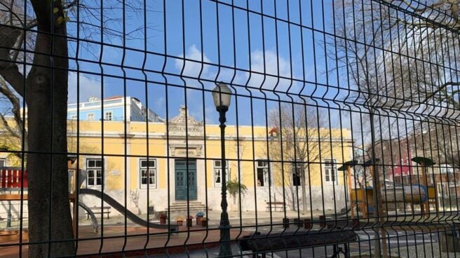 Escuelas vacías en Portugal, que sigue registrando récord de fallecidos.