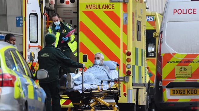 Un paciente de coronavirus, trasladado en ambulancia en Londres. Un paciente de coronavirus, trasladado en ambulancia en Londres.