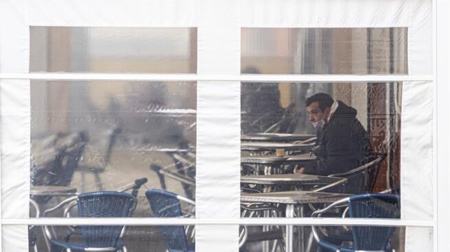 Un cliente toma un café en una terraza de Valladolid.