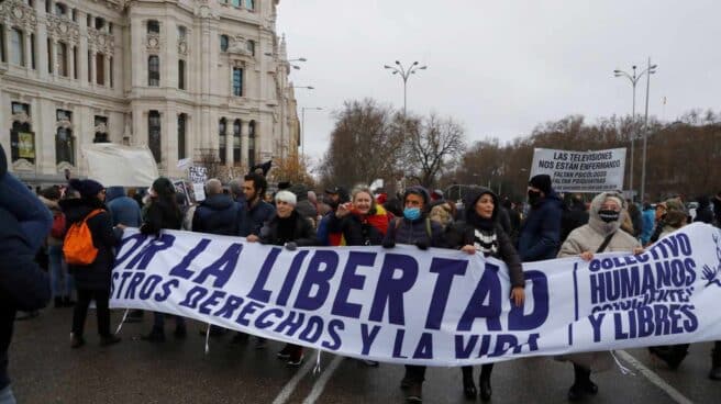 Varias personas participan en la manifestación bajo el título 'Marcha por la libertad'