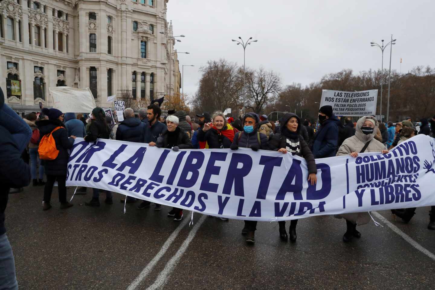 Varias personas participan en la manifestación bajo el título 'Marcha por la libertad'