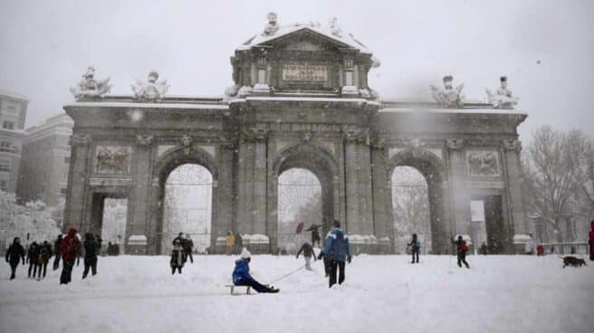 Vista de la Puerta de Alcalá de Madrid cubierta de nieve