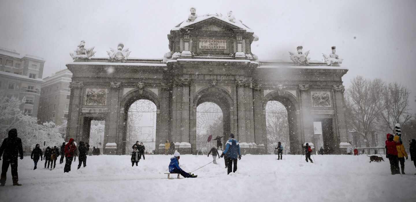 Vista de la Puerta de Alcalá de Madrid cubierta de nieve