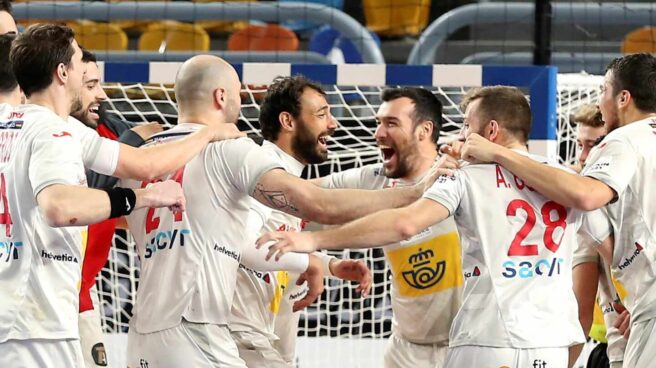 Los jugadores de España celebran tras ganar el bronce en el Mundial de Balonmano en El Cairo.