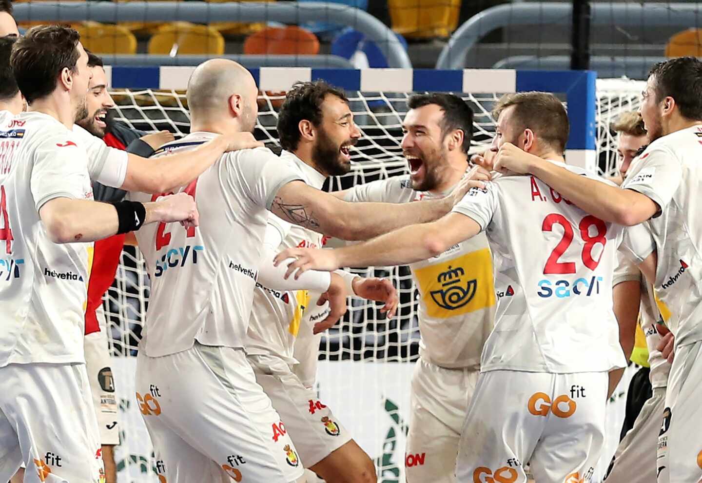 Los jugadores de España celebran tras ganar el bronce en el Mundial de Balonmano en El Cairo.