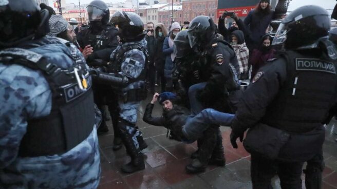 La Policía retiene a un manifestante que protestaba en favor de Navalni, en Moscú.