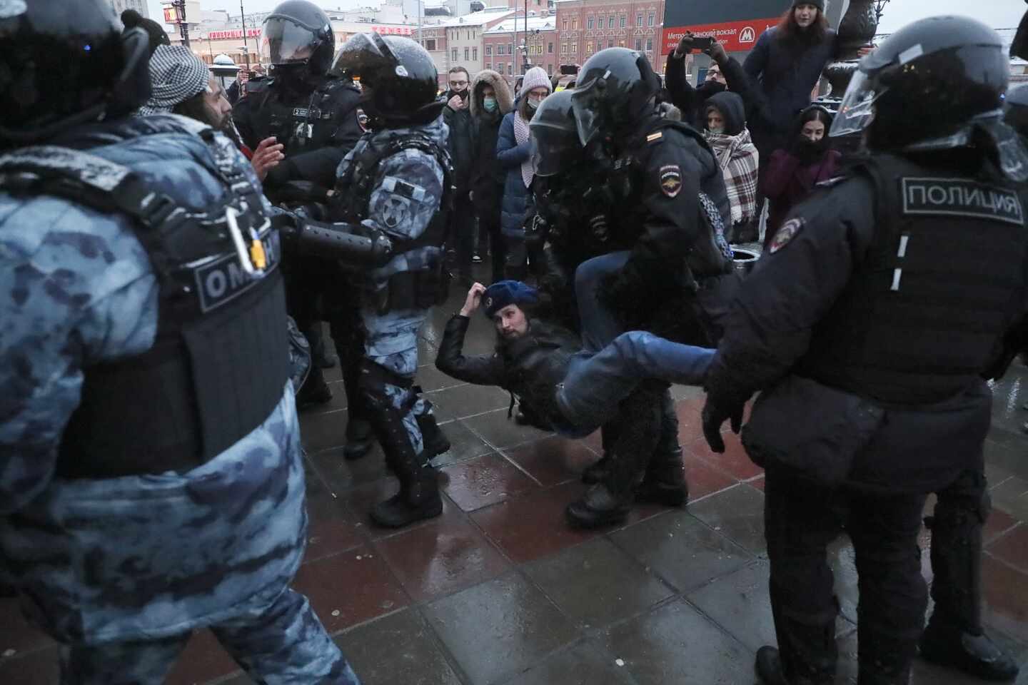 La Policía retiene a un manifestante que protestaba en favor de Navalni, en Moscú.