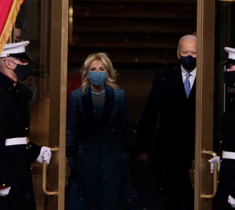 Del vestido de Lady Gaga al beso a la Primera Dama: los detalles de la investidura de Biden