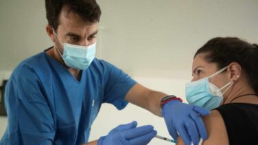 Las farmacéuticas consideran un éxito que haya vacunas tan baratas como mascarillas