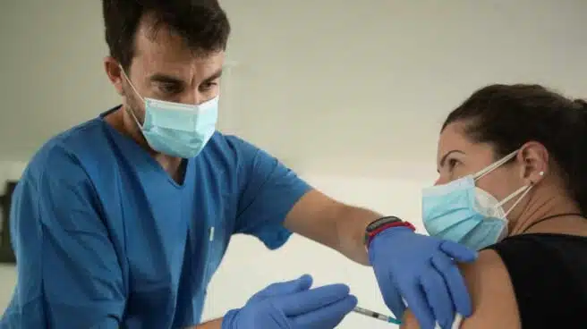Polémica en Alicante por otro cargo público que recibe la vacuna del Covid-19 saltándose el protocolo