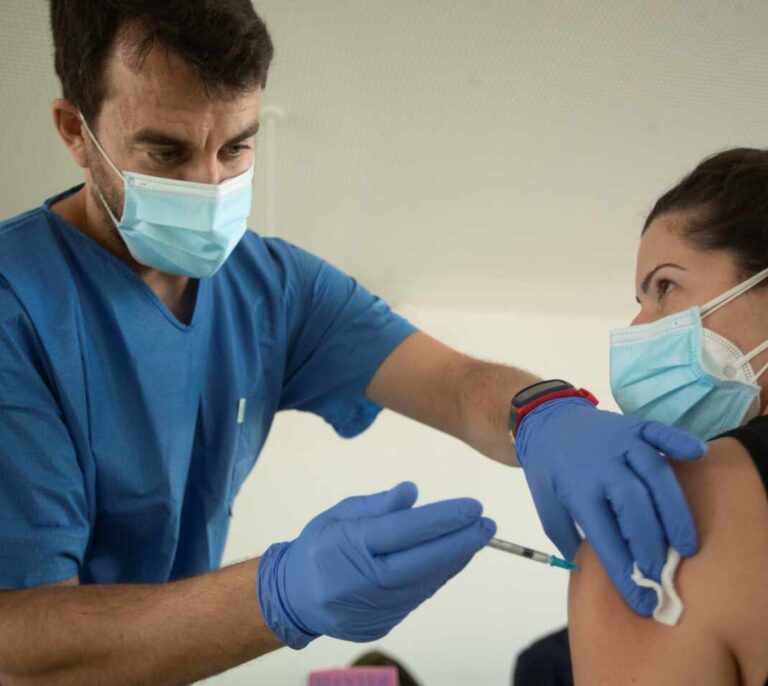 Las farmacéuticas consideran un éxito que haya vacunas tan baratas como mascarillas