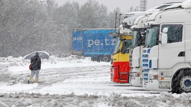 Camiones estacionados por el temporal en la A-2 en El Bruc (Barcelona).