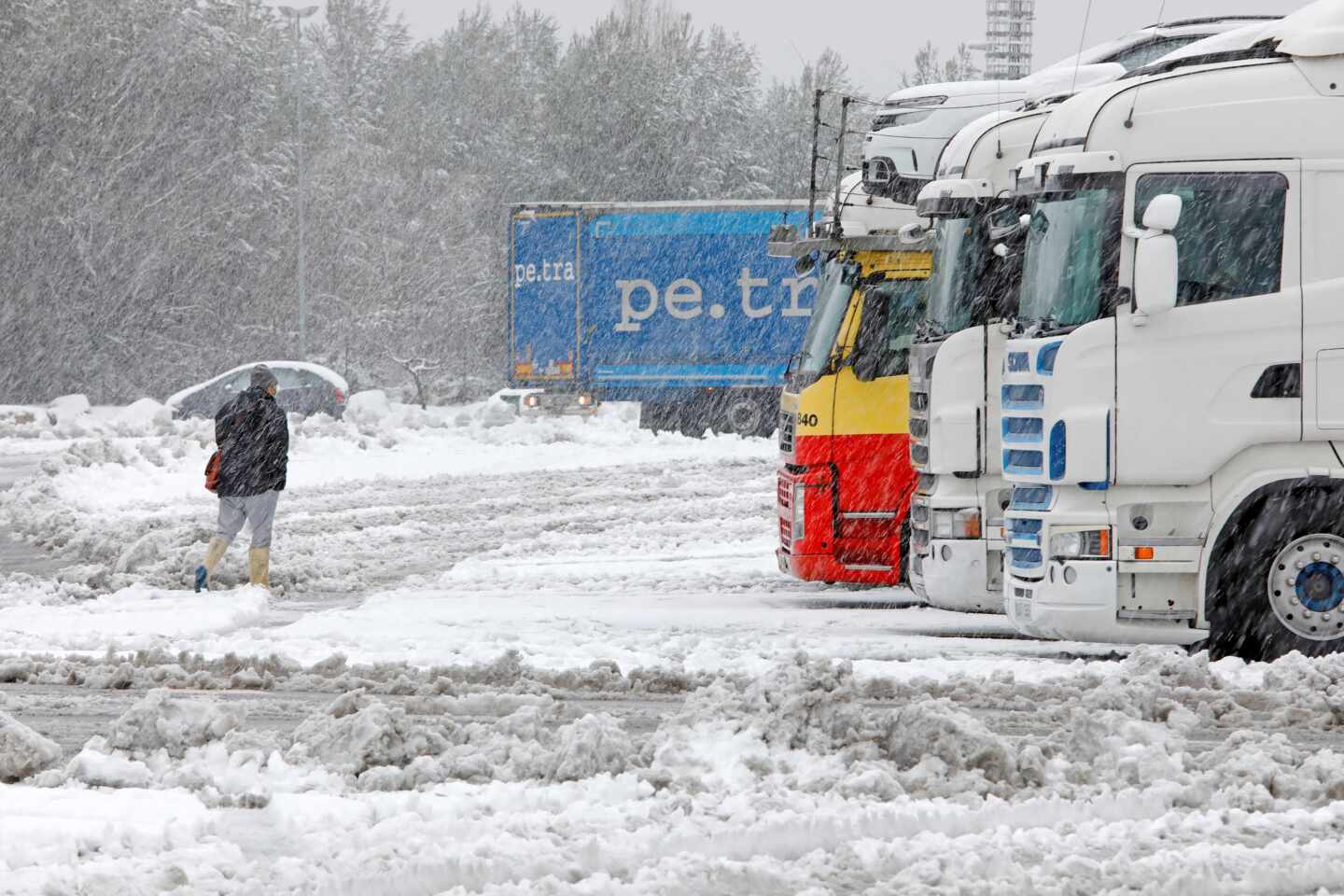 Camiones estacionados por el temporal en la A-2 en El Bruc (Barcelona).