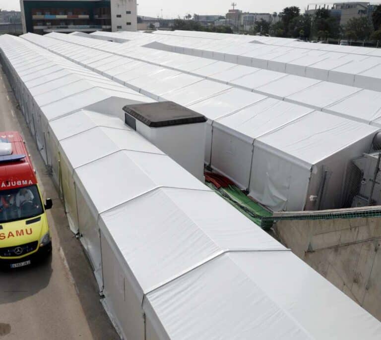 Evacúan a los pacientes del hospital de campaña de La Fe por las fuertes rachas de viento