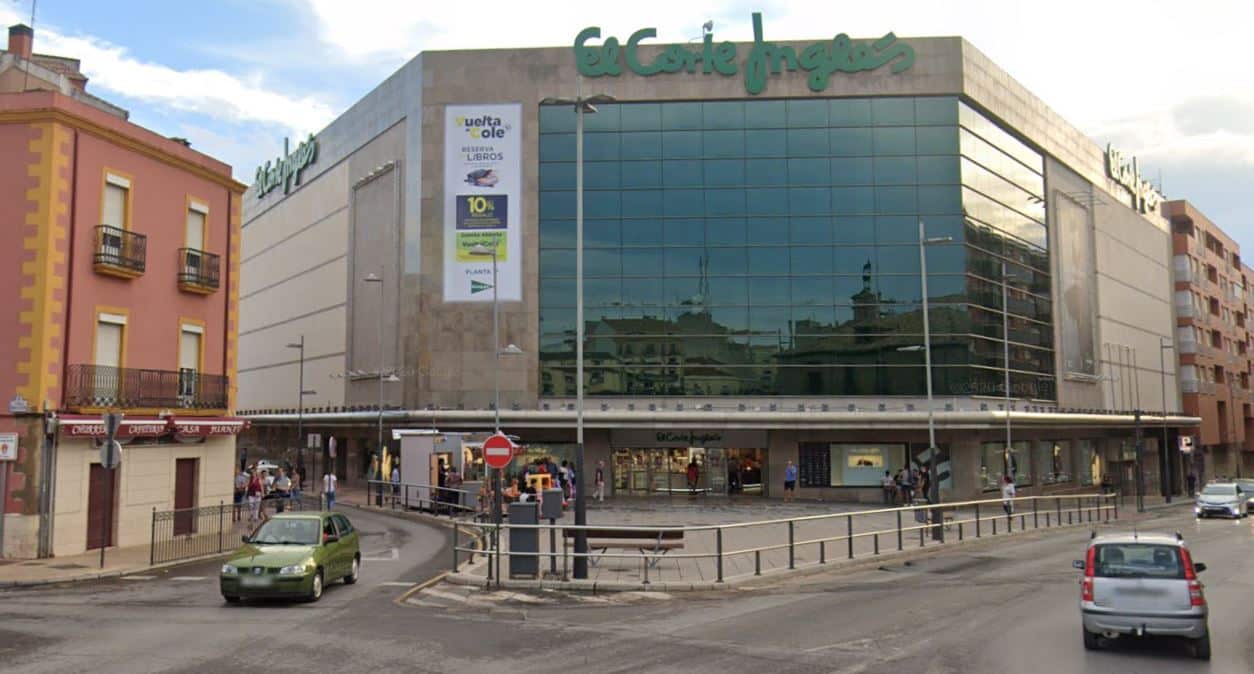 Edificio de El Corte Inglés en el centro de Linares (Jaén).