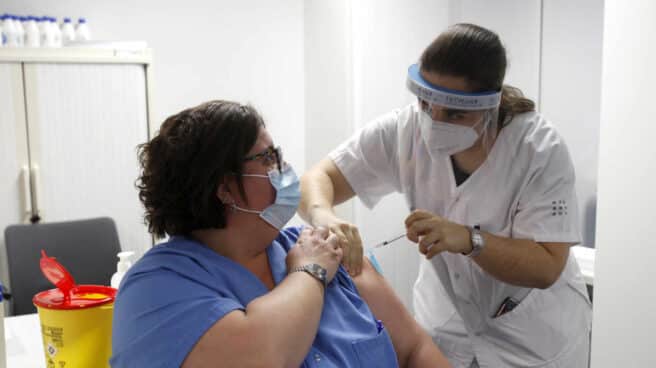 El ritmo de vacunación contra el covid en España cayó un 31% en pleno debate sobre los plazos Una enfermera administra la vacuna de Pfizer y BioNtech contra el coronavirus a una profesional sanitaria en el Hospital Son Espases de Palma de Mallorca, a mediados de enero.