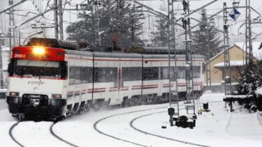 Una pequeña explosión en la C-5 de Renfe obliga a desalojar el tren   en Méndez Álvaro