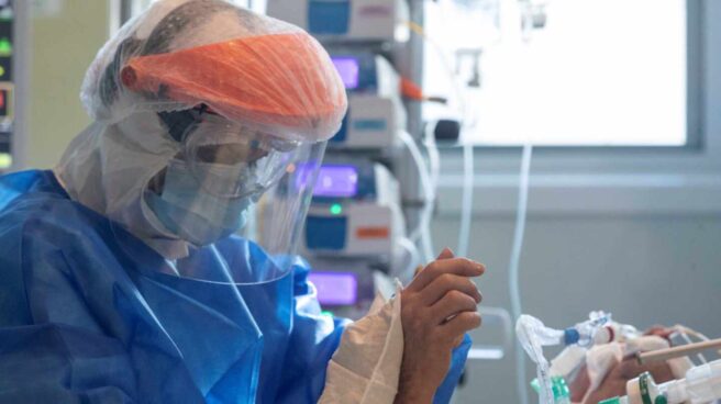 Una enfermera atiende a un paciente ingresado por coronavirus, en el Hospital Reina Sofía de Murcia.