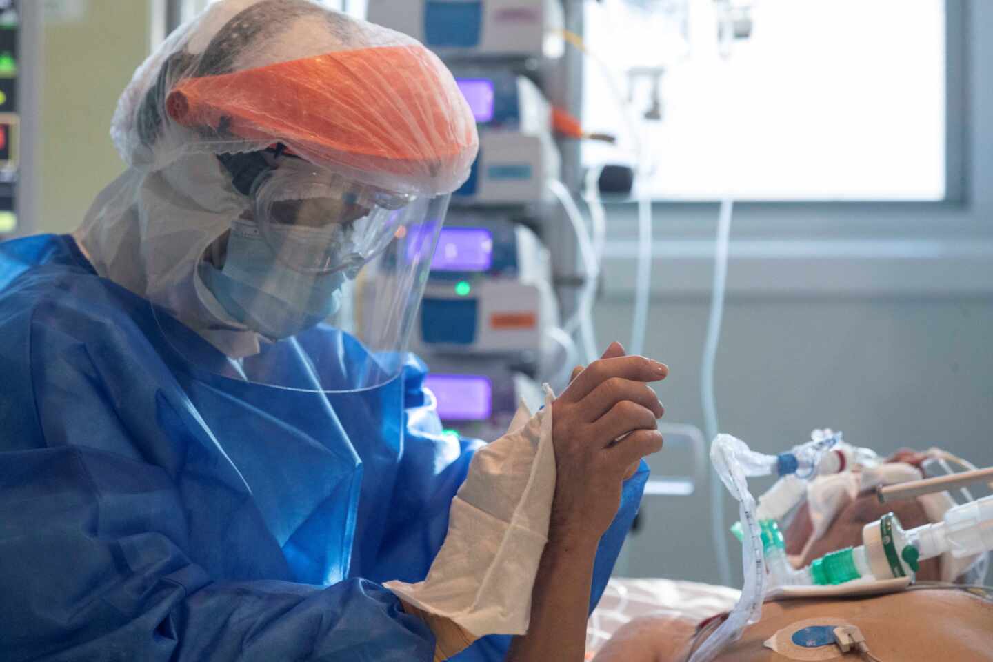 Una enfermera atiende a un paciente ingresado por coronavirus, en el Hospital Reina Sofía de Murcia.