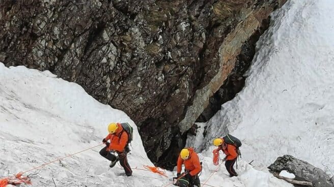 Los equipos de rescate buscan a un desaparecido