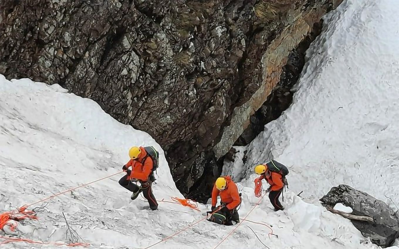 Los equipos de rescate buscan a un desaparecido