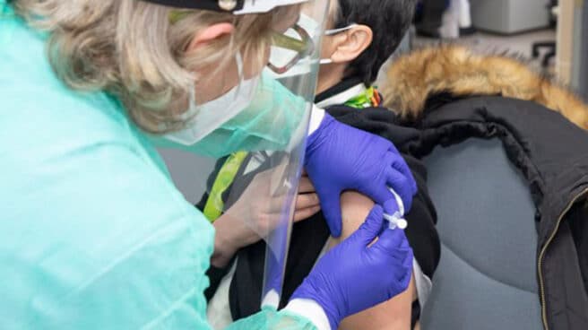 Una enfermera, vacunando el pasado sábado en la prisión cántabra de El Dueso.