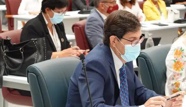 El consejero de Salud de Murcia se niega a dimitir y justifica su vacunación: "No hubo trato de favor"