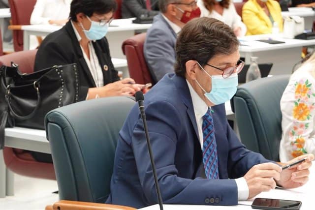El consejero de Salud de Murcia se niega a dimitir y justifica su vacunación: "No hubo trato de favor"