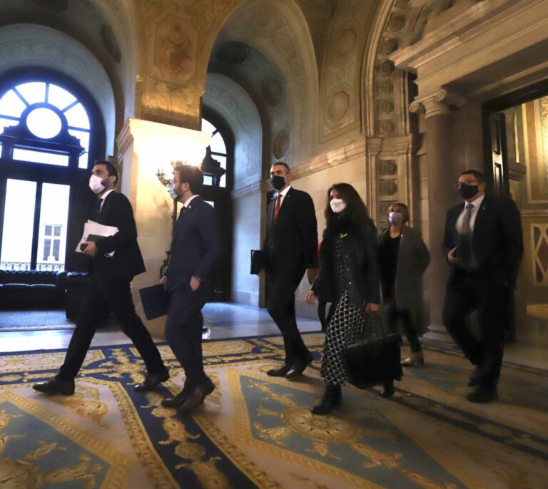 Cataluña retrasa las elecciones al 30 de mayo