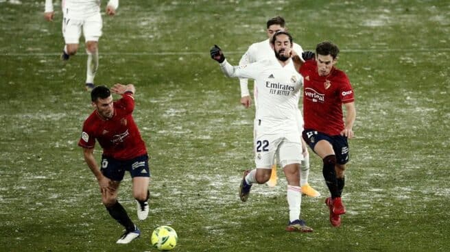 Isco disputa un balón durante el Osasuna-Real Madrid.