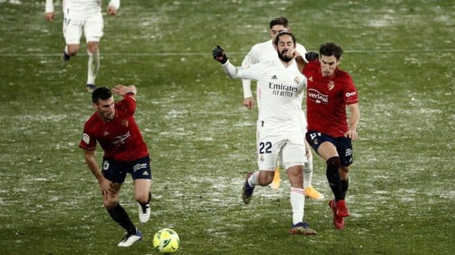 Isco disputa un balón durante el Osasuna-Real Madrid. Isco disputa un balón durante el Osasuna-Real Madrid.