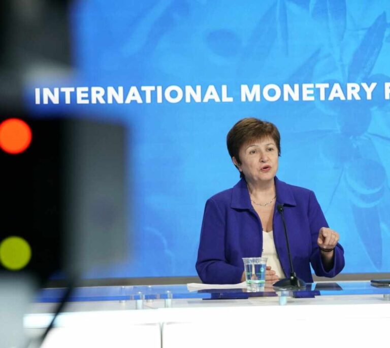 El FMI prevé un déficit del 8,2% en 2021, medio punto más que Moncloa