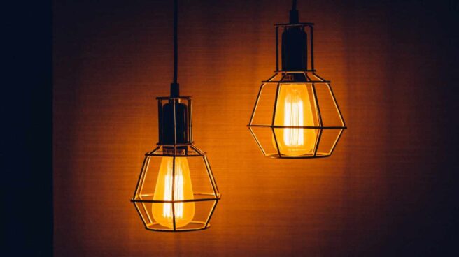 Imagen de dos bombillas de luz , que vuelve a incrementar su precio otro mes más Imagen de dos bombillas en un edifici