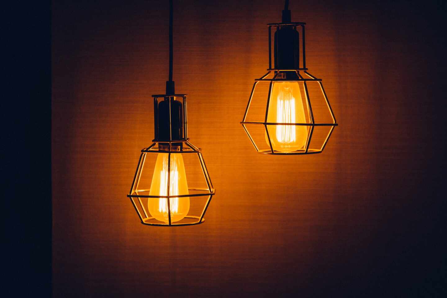 Imagen de dos bombillas en un edifici