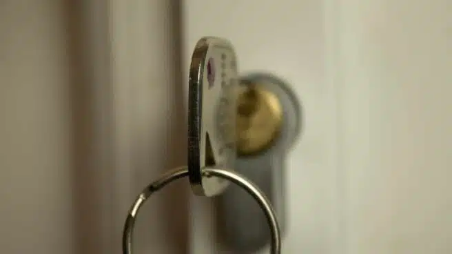 Un cerrajero cobra 1.077 euros a una mujer por abrir su puerta en Nochevieja