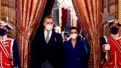 Los Reyes Felipe y Letizia hacen patria con las innovadoras mascarillas del CSIC