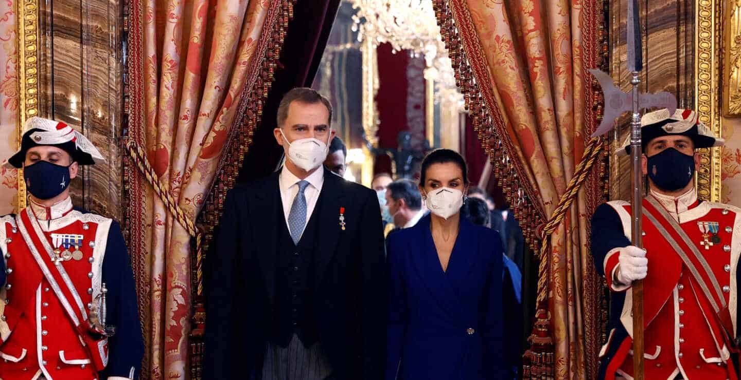 Los Reyes Felipe y Letizia hacen patria con las innovadoras mascarillas del CSIC