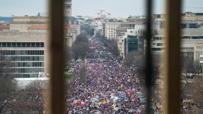 Marcha multitudinaria a las puertas del Capitolio.