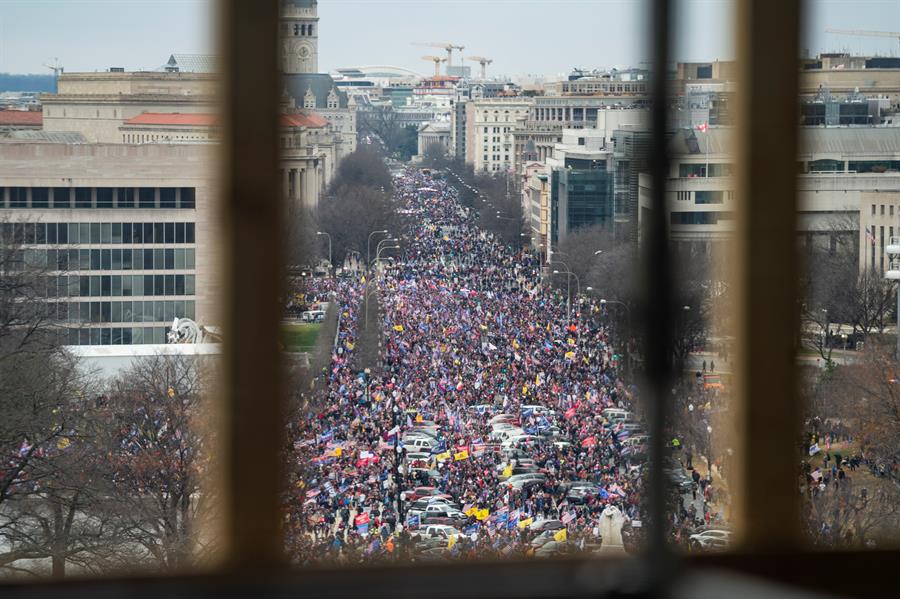 Marcha multitudinaria a las puertas del Capitolio.