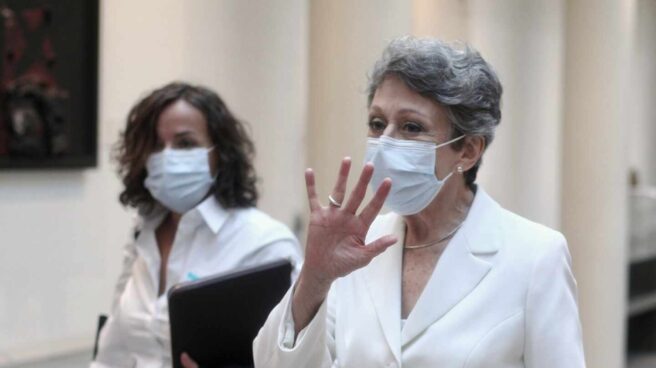 La administradora provisional única para la Corporación RTVE, Rosa María Mateo, en los pasillos del Senado.