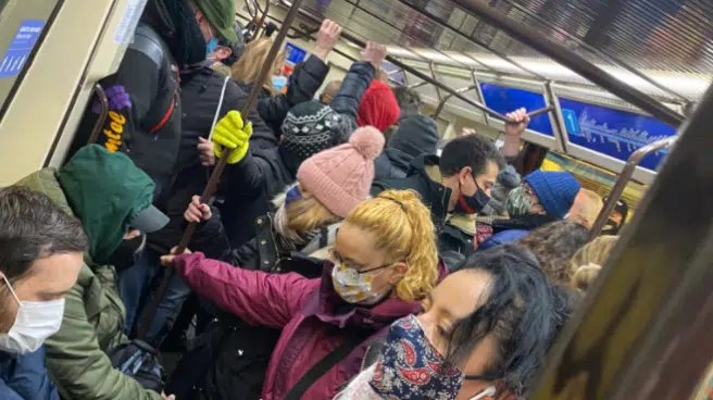 Quejas por las aglomeraciones en el Metro de Madrid