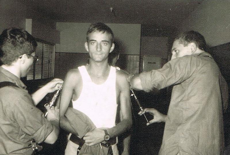 Un recluta recibe una vacuna en cada brazo durante el servicio militar.