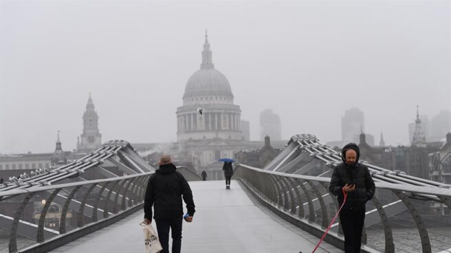 Peatones en el Millenium Bridge de Londres.