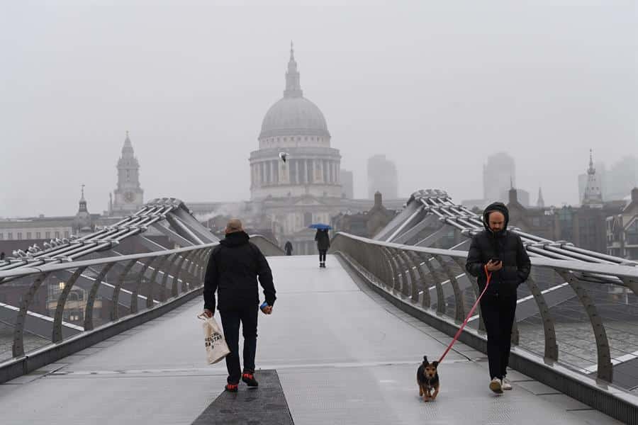 Peatones en el Millenium Bridge de Londres.